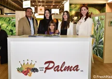 Nello stand collettivo AgroPontino, la cooperativa agricola Palma, che produce principalmente ortaggi e anurie. Da sinistra: Gianluca Palma, Emma Palma, la piccola Carmen, Anna Palma e Claudia Richter.