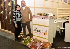Ci spostiamo temporaneamente in Sicilia. Per l'azienda agricola Russo, che produce pomodorini gourmet tutti da gustare, ci sono Chiara Russo e Gioacchino Russo.