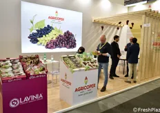 Lo stand Agricoper, azienda con oltre 150 ettari di proprietà coltivati a uva da tavola. 