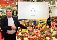 Vittorio Gona con la nutrita gamma di ortaggi Alba Bio.