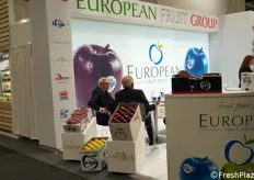 Renato Detomi a colloquio con alcuni clienti presso il suo stand European Fruit Group.