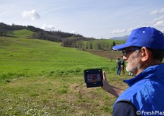 Raimondi mostra il comando del drone
