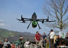 Atterraggio del drone per distribuire insetti utili