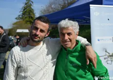 Maurizio Pagliarani con il figlio Matteo, titolari de "La Clorofilla" che, a fine mattinata, hanno offerto un aperitivo con i prodotti aziendali del porprio agriturismo 