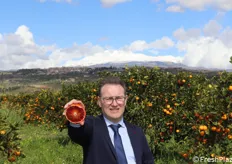 Carmelo Frisenna, sales manager dell'azienda, in un aranceto di tarocco. Sullo sfondo l'Etna domina il paesaggio.