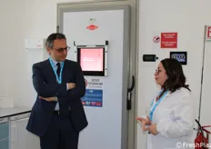 Giovanna Lionetti, responsabile laboratorio NSG, impegnata nella spiegazione delle attività aziendali al presidente CPVO, Francesco Mattina.