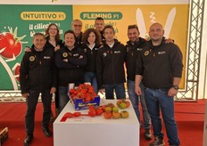 Ricerca genetica e sviluppo di nuove varietà orticole sono sempre più al centro delle attività delle case sementiere e di pari passo seguono le attività di promozione dei nuovi prodotti. Per questo, nei giorni scorsi, all’interno dell’area mercatale della città di Vittoria, in Sicilia, si è tenuto l’Open Day della HM.Clause Italia. Nella foto il team HM.Cause "Sicilia" al completo.