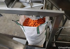 Una parte del prodotto viene selezionata per essere inserito nelle big bag