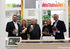 Il team della Amico Bio, specializzata in produzioni orticole e coltiva secondo i principi dell'agricoltura biologica e biodinamica circa 500 ettari, di cui 150 in tunnel e circa 350 in campo aperto. "Siamo contenti. È stata una fiera ricca di contatti e con un maggiore ottimismo da parte dei clienti", dichiara Enrico Amico.