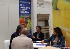 Alfonso Cuomo, managing director di Oranfrizer, e Linda De Nadai, CEO di Unifrutti Europe e Sudafrica nonché presidente del CdA di Oranfrizer, impegnati in un meeting. 