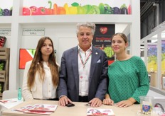 Stefano Pezzo di Cherry Passion con le figlie Cecilia ed Emma. Cherry Passion è un distributore internazionale a livello europeo, in grado di rifornire i principali player della GDO italiana ed estera, con prodotti qualitativamente elevati a prezzi competitivi.