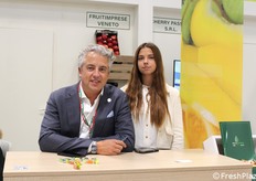 Stefano Pezzo in qualità di presidente di Fruitimprese Veneto, insieme alla figlia Cecilia. Recentemente, Pezzo ha assunto la carica di vicepresidente di Fruitimprese nazionale. 