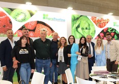 Nutrito gruppo di aziende (Di Girolamo Soc. Coop, Agrieuropa, Agri Italia, Biolatina, Che Orto, Orto di campo, Cortese, Orti del Sole, Sotea) presso lo stand del Consorzio agroalimentare Agro Pontino BCC.