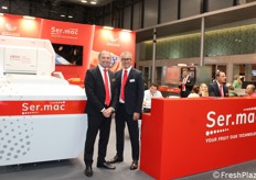 Stefano Crociani (Ceo) e Vilmer Guidazzi (direttore generale) di Ser.mac, azienda italiana specializzata da oltre 30 anni nella progettazione e produzione di linee di lavorazione per frutta e verdura, che sta conquistando sempre più aziende ortofrutticole internazionali interessate a innovare il proprio processo produttivo con le calibratrici dotate di intelligenza artificiale Agrovision HDiA®. 