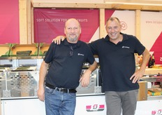 Stefano Zoli e Nicola Antonacci di Zetapack, con la nuova pesatrice AGV50 che punta a risolvere il problema degli eccessi di peso (quindi prodotto regalato) nelle confezioni a peso legalizzato.