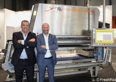 Javier Cano (Procesos Cano) e Marco Scrivani, sales area manager di RayTec Vision insieme a Opportunity, selezionatrice per alimenti con intelligenza artificiale.