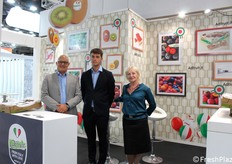 Benvenuti nel "soggiorno" della Adfruit. Adelino e Riccardo Cordioli insieme a Beata Pokrzywka mostrano l'illusione ottica venutasi a creare grazie alla grafica nello stand. Proprio come in un soggiorno di casa, in mostra sulle pareti i "momenti" significativi per l'azienda e la passione per il proprio lavoro.