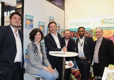 Gabriella Bolzoni dell'italiana GNA in visita allo stand di FreshPlaza. 