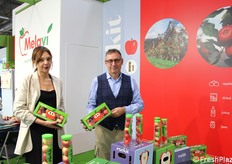 Elena Picozzi (One App) e Liban Borromini (direzione commerciale Melaví) mostrano il nuovo multipack per le mele Rockit.