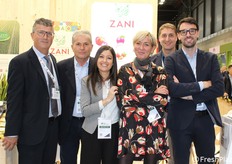 Team Granfrutta Zani: nonostante la fatica degli appuntamenti serrati, non si perde il sorriso.