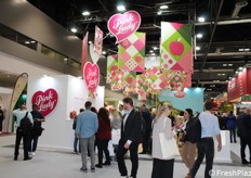 Stand Pink Lady. Quest'anno il tocco è tutto italiano, grazie alle opere di Francesco Poroli. L'artista ha illustrato nelle sue creazioni come dietro a una mela ci sia un mondo intero. Acqua, insetti, animali, esseri umani, alberi, terreno: tutto opera insieme per portare la bontà della Pink Lady nelle nostre mani.