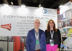 Giovanni Azara (direttore tecnico) e Stella Partipilo (sales assistant) di Fruit Control Equipments.