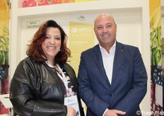 Teresa Diomede, titolare dell'azienda agricola Racemus, nonché socia e responsabile dell'ufficio commerciale zonale 1 dell'Organizzazione di produttori APOC insieme al direttore della Op Nicola De Santis.