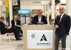 I fratelli Altamura Alfonso e Fabio in posa, nonostante il meeting in corso.