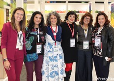 Un nutrito gruppo dell'Associazione Le Donne dell'Ortofrutta.