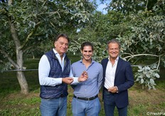Il 10 e 11 ottobre 2024 New Factor di Rimini, azienda specializzata in frutta secca e in particolare noci, ha organizzato un incontro con gli organi di informazione prima a Borgo Condè, spettacolare struttura recettiva, azienda agricola e cantina vinicola delle colline forlivesi, e poi direttamente all'azienda San Martino a Forlì per assistere alla raccolta e alle operazioni di lavorazione delle noci. Nella foto, Alessandro e Tito Annibali e Carlo Mangini (fotoservizio Cristiano Riciputi)