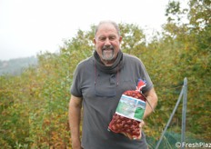 Maurizio Musolesi coltiva 4 ettari di castagneto nell'Appennino bolognese, in comune di Monzuno, terra del marrone biondo. Caratteristica di Musolesi è aver introdotto, ormai 25 anni fa, la raccolta delle castagne e dei marroni con le reti. Una tecnica che gli permette di risparmiare molto tempo e selezionare al meglio il prodotto (fotoservizio realizzato il 28 ottobre 2024 da Cristiano Riciputi)