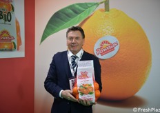 Aurelio Pannitteri mostra con orgoglio una confezione di Baby Rosaria