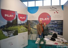 Gianfranco Pilati con la moglie Roberta Antonelli. L'azienda Pilati ha portato in fiera ad Aquafarm sistemi di difesa dagli animali selvatici