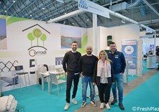 Le aziende Corradi e Caravita insieme: Alberto Mazzini, Alessandro Ferroni, Orietta Caravita e Simone Corradi. Corradi è specialiste in rete per la protezione di frutteti, Caravita in recinzioni