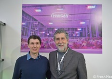 Hangar si occupa di illuminazione in serra e strutture per la Vertical Farming: allo stand vi erano Pietro Viviani e Vincenzo Reggioni 