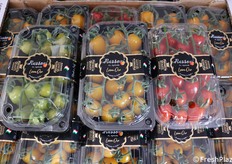 Datterini verdi, gialli e rossi. Le vaschette sono state affiancate per restituire la bellezza del loro effetto cromatico