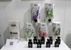WDRINK nasce da fiori e piante biologiche aromatiche fresche (basilico, cedrina, elicriso, geranio, lavanda Casola, melissa, menta piperita, rosa damascena, rosmarino, salvia, timo, ulivo Leccino), coltivati in Italia e distillati con un procedimento conservativo, che ne preserva il profumo intenso e le proprietà benefiche. Il prodotto è disponibile in bag-in-box da 1,5 litri  e in flacone da 50 ml in vetro, bianco o nero, a seconda che si beva o si spruzzi a piacere direttamente sulle bevande o sugli alimenti pronti al consumo, caldi e freddi.