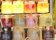 "Offriamo una selezione di autentici prodotti italiani, da mieli e creme spalmabili a risotti e spezie, portando il gusto dell'Italia sulla tua tavola, ovunque tu sia", riferiscono da Casa Folino.