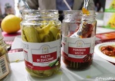 I sottoli sono prodotti con l'impiego di materie prime fresche e olio eextravergine di oliva di provenienza italiana. Tra le migliori referenze il peperoncino calabrese, i pomodori secchi, le melanzane e le olive.