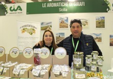 Rubina Mistretta e Calogero Bonfante dell'Azienda Agricola "Le Aromatiche di Girafi" e specializzata in erbe aromatiche fresche ed essiccate.