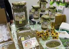 L'origano è uno tra gli aromi di punta, prodotti dall'azienda. È disponibile in vari formati che variano dalle foglie in barattolo, alle bustine ai mazzetti. 