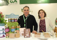 Anselmo Filesi, insieme alla moglie Alessandra, dell'azienda agricola biologica Parano, specializzata in nocciole della Tuscia.