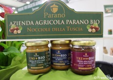 L'azienda ha puntato su prodotti consolidati e una novità, la cui idea è partita a ottobre 2023. "Ci è voluto un anno e mezzo e chiaramente c'è stato un grande lavoro dietro. Per mesi abbiamo sperimentato per ottenere la cremosità, il profumo, il gusto e la persistenza desiderati. Ora speriamo che i consumatori attenti alla qualità apprezzino i nostri prodotti. Il concept non lascia margine di errore: UnaBio, DueBio, TreBio. Creme di uno, due o tre ingredienti, in vasetti da 180 e 500 grammi.