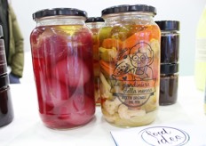 "Produciamo la giardiniera nel rispetto della ricetta originale della nonna per le domeniche di festa in famiglia: verdure biologiche coltivate in Italia, lavorate separatamente a mano e cotte in una miscela di aceto di vino bianco, olio di semi di girasole, zucchero e sale", riferisce Benetti. 