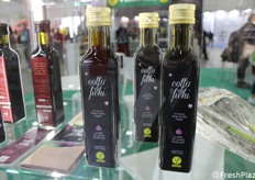 Cotto di fichi, "un nuovo modo di dire Puglia". Il Cotto di Fichi è una preparazione tradizionale prodotta esclusivamente in maniera artigianale, attraverso una riduzione naturale di fichi e acqua. È adatto a ogni uso grazie alle sue caratteristiche organolettiche. Oltre ai naturali sentori di fichi è ricco di ricordi olfattivi di frutta secca, spezie, e cacao amaro.