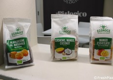 Econoce, marchio della Euro Company, specialisti della frutta secca e disidratata biologica. Le albicocche essiccate naturali, dal caratteristico colore scuro, provengono dalla Turchia e più precisamente dalla regione della Malatya. Per il mango disidratato, l'azienda ha scelto di affidarsi a un'azienda che ogni giorno, in Ghana, si impegna per migliorare le condizioni di vita e di lavoro dei circa 1000 i dipendenti impiegati nello stabilimento produttivo. 