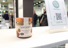 La crema spalmabile Maama con nocciole, datteri e cacao lavorato a basse temperature è uno squisito mix di cremosità e sapori naturali. Le migliori nocciole tostate italiane unite alla polvere di datteri per una leggera dolcezza e ai nibs di cacao crudi per una piacevole croccantezza.
