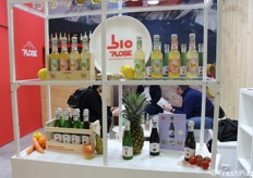 Acqua Plose, succhi e nettari BioPlose, Tea Collection, bibite frizzanti BioPlose e Bibite Plose Vintage. Parlando di succhi e nettari, il succo di pomodoro è un piccolo capolavoro di semplicità: 100% pomodoro italiano bio e un pizzico di sale. Per una drink experience dall'inconfondibile gusto mediterraneo. Il nettare di melagrana contiene solo frutta proveniente da agricoltura biologica per mantenere più intatte possibile le sue proprietà naturali, non contiene conservanti, coloranti e OGM.