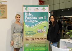 Blife Srl: importatore, esportatore, confezionatore e distributore di frutta e verdura fresca, frutta secca e materie prime biologiche. In foto, Patrizia e Valentina Benedetti (Ceo e sales director).