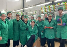 Il team di lavoratrici alla linea di selezione e confezionamento di Orto Dirillo